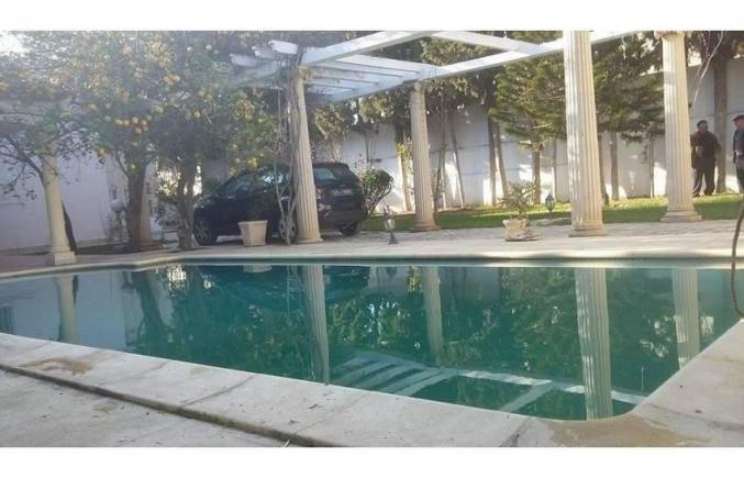 villa avec piscine a la soukra