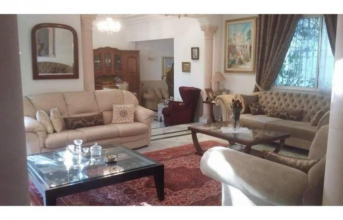 villa avec piscine a la soukra