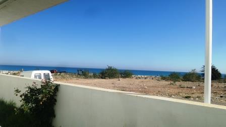 Joli RDC vue mer des pièces principales et du balcon