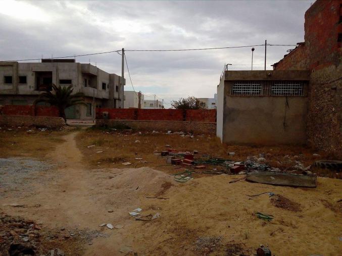 terrain avec un petit garage