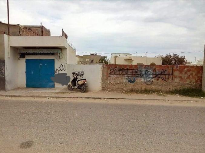 terrain avec un petit garage