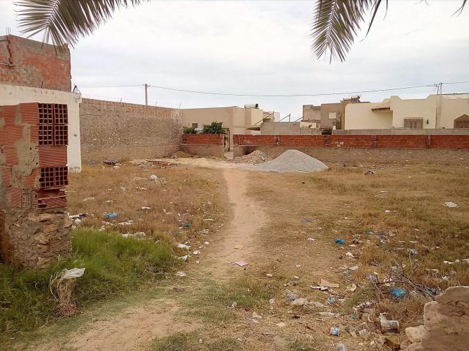 terrain avec un petit garage