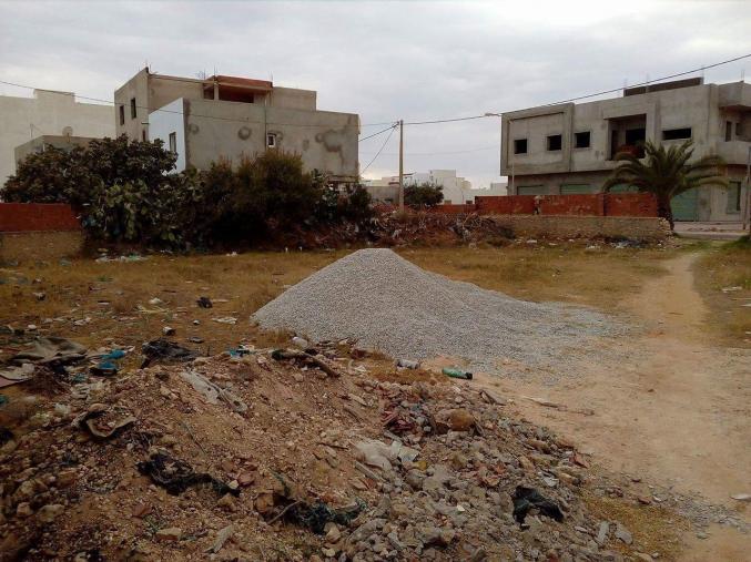 terrain avec un petit garage