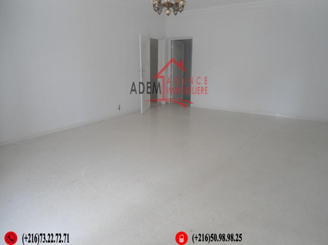 une spacieuse villa situé dans un emplacement résidentiel