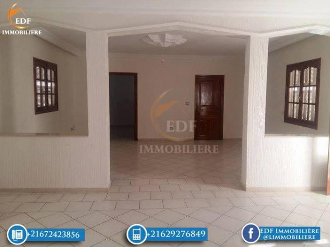 1193: Un grand appartement de 4 pièces à Cité Wali Bizerte