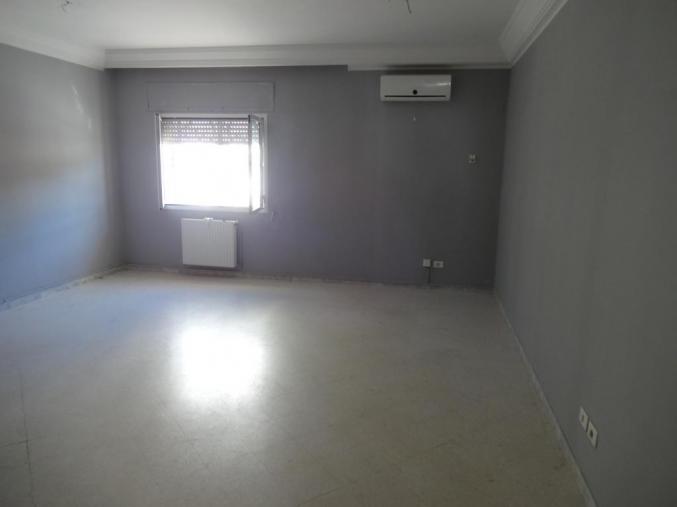 un bureau s+3 au rez de chaussée à la soukra prés de l'amen banque