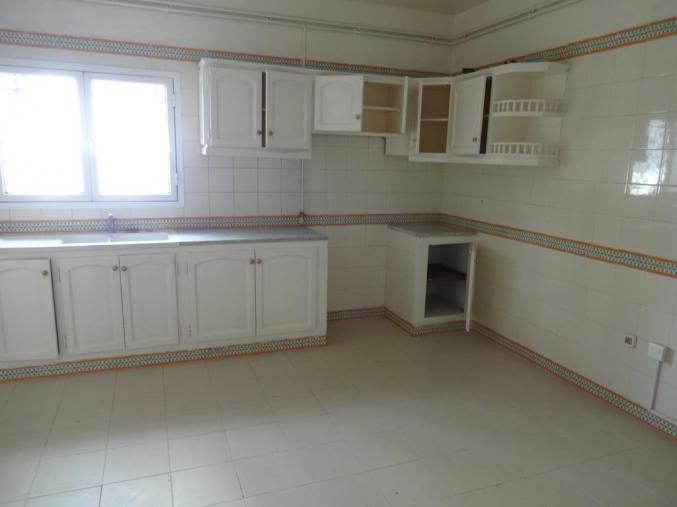 un bureau s+3 au rez de chaussée à la soukra prés de l'amen banque