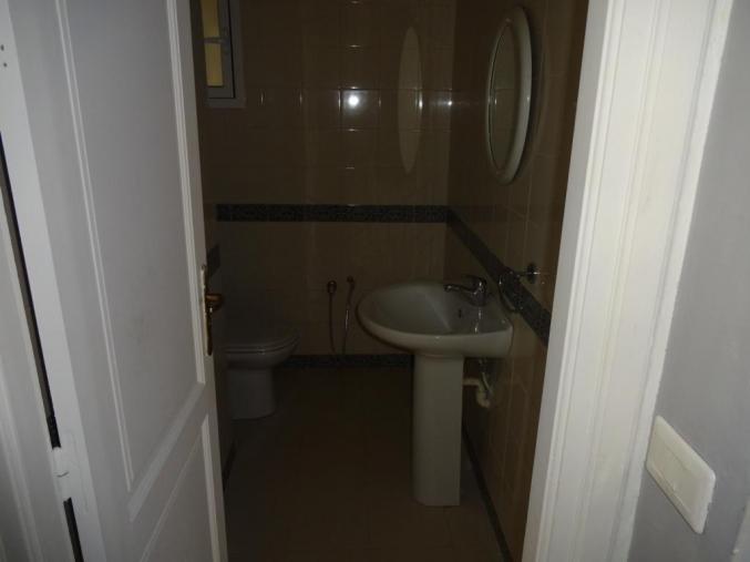 un bureau s+3 au rez de chaussée à la soukra prés de l'amen banque