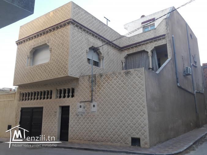 للبيع منزل  ومحلات تجارية