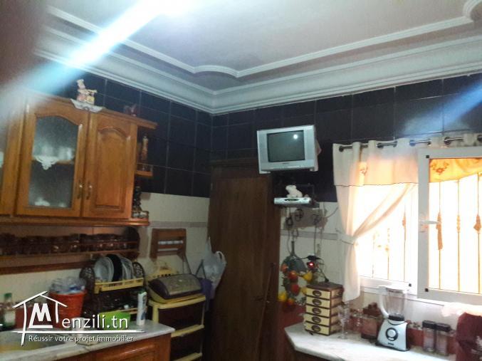 للبيع منزل  ومحلات تجارية