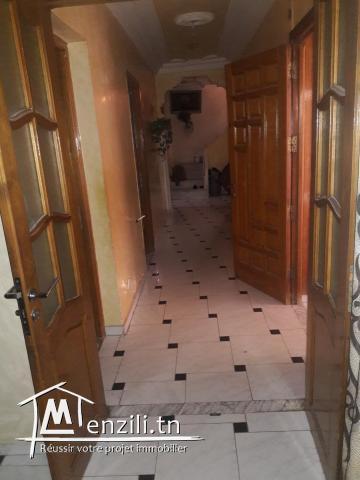 للبيع منزل  ومحلات تجارية