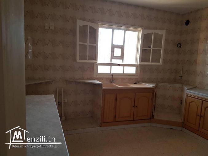 Un appartement avec entre principale indépendante a louer