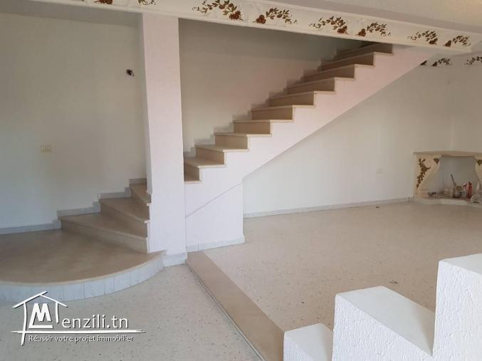 Un appartement avec entre principale indépendante a louer