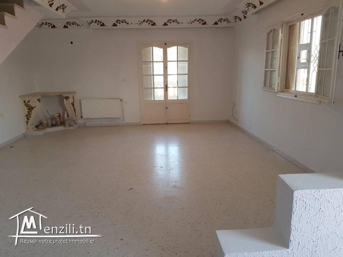 Un appartement avec entre principale indépendante a louer