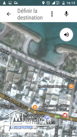 Au bord de la plage sur la corniche de Mahdia