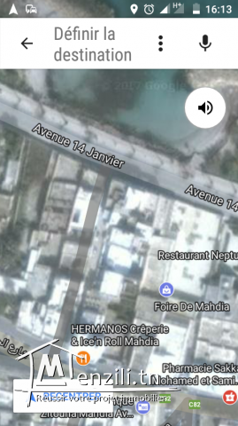 Au bord de la plage sur la corniche de Mahdia