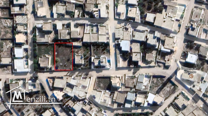 À vendre un terrain de forme rectangulaire faisant une Surface de 1000 m²