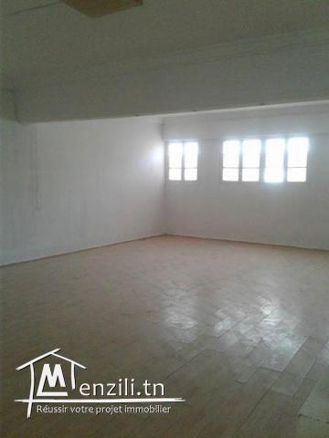 local a soukra pour tout usages avec titre bleu