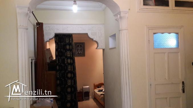 grande villa de 2 niveaux +2 garages et 2 studios