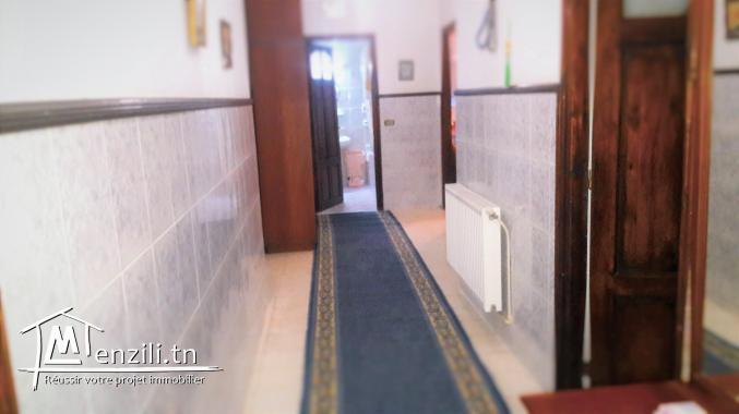 grande villa de 2 niveaux +2 garages et 2 studios