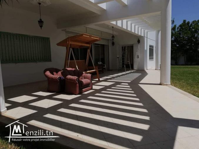 A louer ref zh une belle villa à la soukra