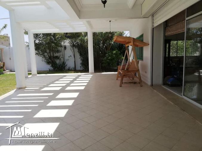 A louer ref zh une belle villa à la soukra