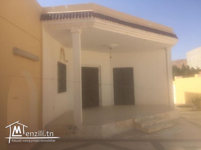 Grande villa avec garage et un studio