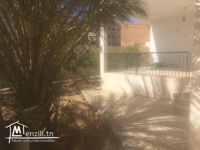 Grande villa avec garage et un studio