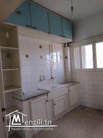 شقة بعمارة للكراء