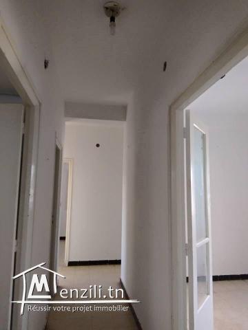 شقة بعمارة للكراء