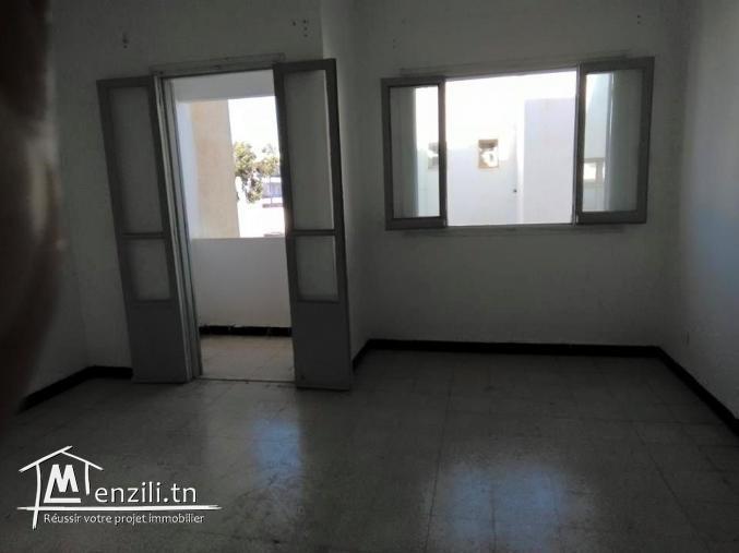 شقة بعمارة للكراء