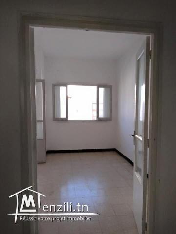 شقة بعمارة للكراء