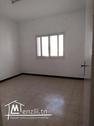 شقة بعمارة للكراء