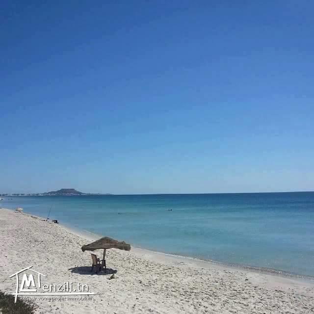 terrain au bord de la mer a la plage ain grinz