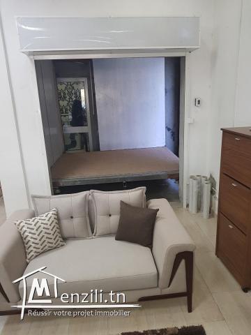 Magasin bien équipé avec endroit stratégique