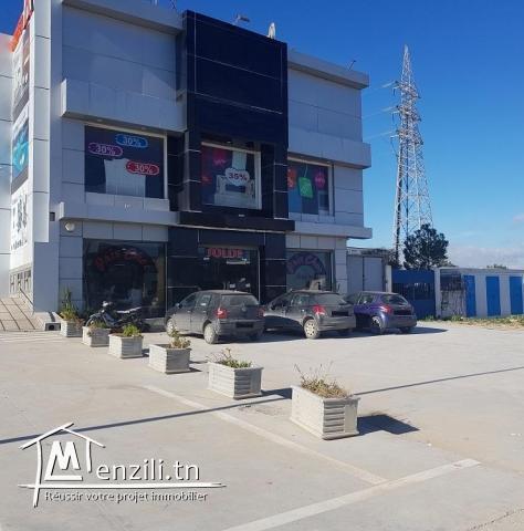 Magasin bien équipé avec endroit stratégique