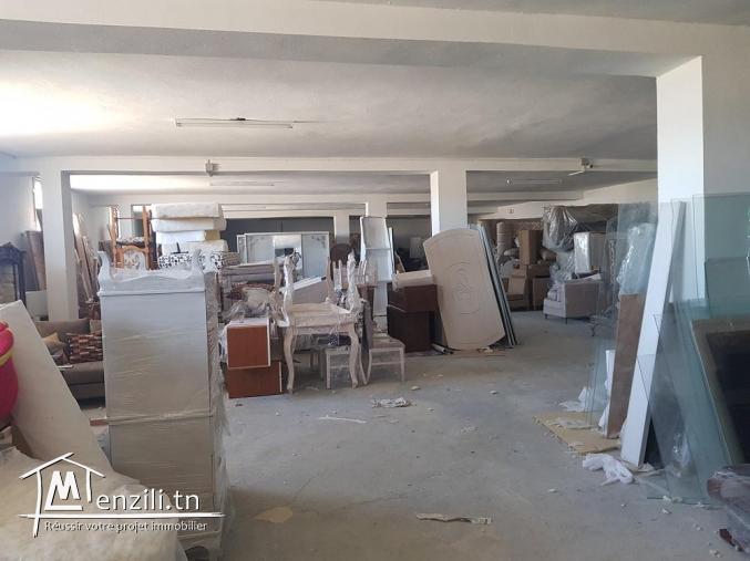 Magasin bien équipé avec endroit stratégique