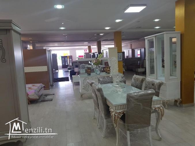 Magasin bien équipé avec endroit stratégique