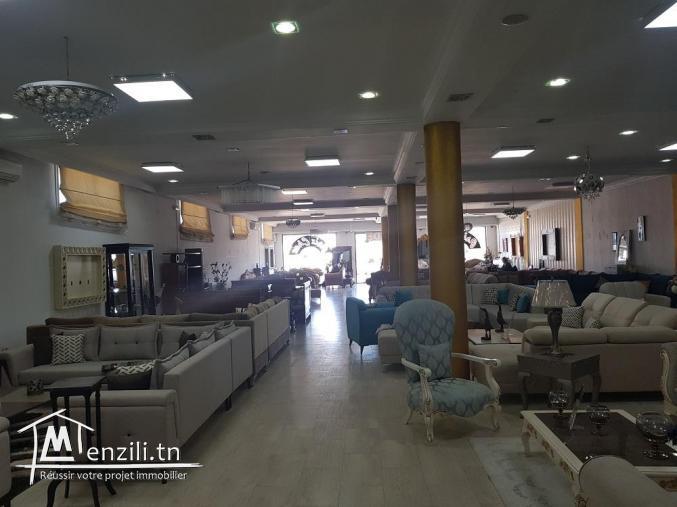 Magasin bien équipé avec endroit stratégique