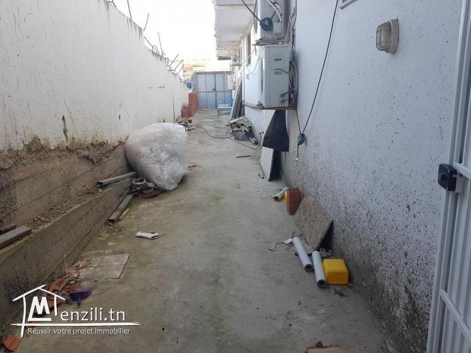 Magasin bien équipé avec endroit stratégique