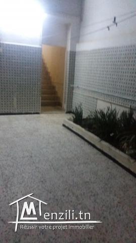 A vendre une maison comprenant 2 appartements