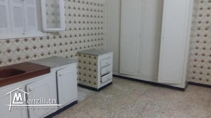 A vendre une maison comprenant 2 appartements