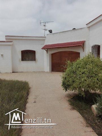 A vendre belle Villa bâti sur un Terrain de 4000m sur la route principal El Ain Km 11.5