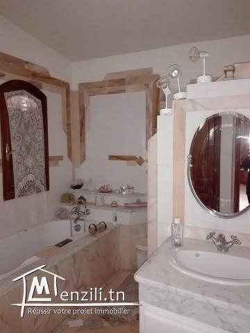 A vendre belle Villa bâti sur un Terrain de 4000m sur la route principal El Ain Km 11.5