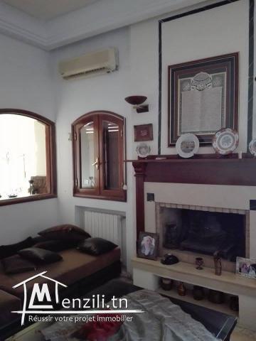 A vendre belle Villa bâti sur un Terrain de 4000m sur la route principal El Ain Km 11.5