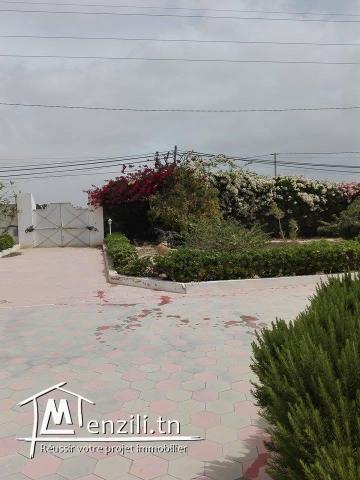 A vendre belle Villa bâti sur un Terrain de 4000m sur la route principal El Ain Km 11.5