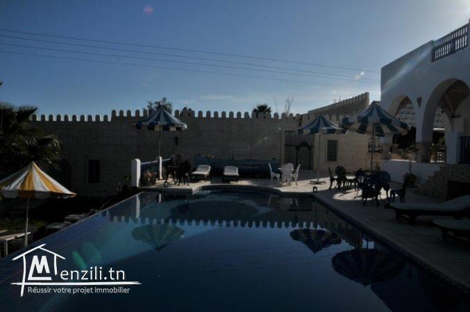 Une villa de 1000 m² sur un terrain de 3200 m² à 1600 MDT à Hammamet