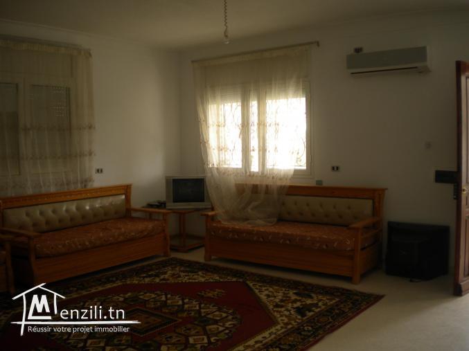 Un appartement de 90 m² ayant une terrasse de 40 m² à 180 MDT