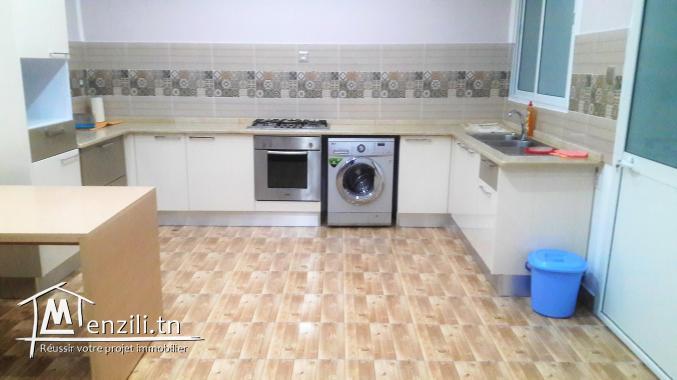 grande villa de 2 niveaux +2 garages et 2 studios