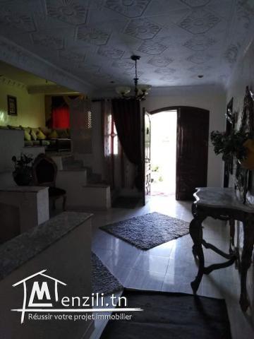 Une villa au rez-de-chaussée et deux appartements au 1 étage